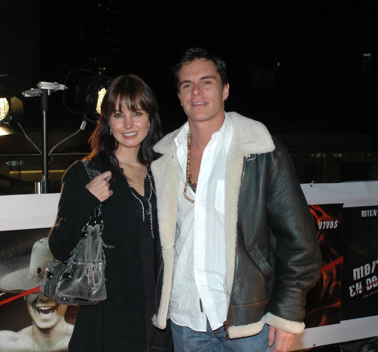 Tras conocerse en Clase 406, Tony Dalton y Alejandra Barros sostuvieron una relación que tuvo algunos altibajos. Su noviazgo terminó en 2010.