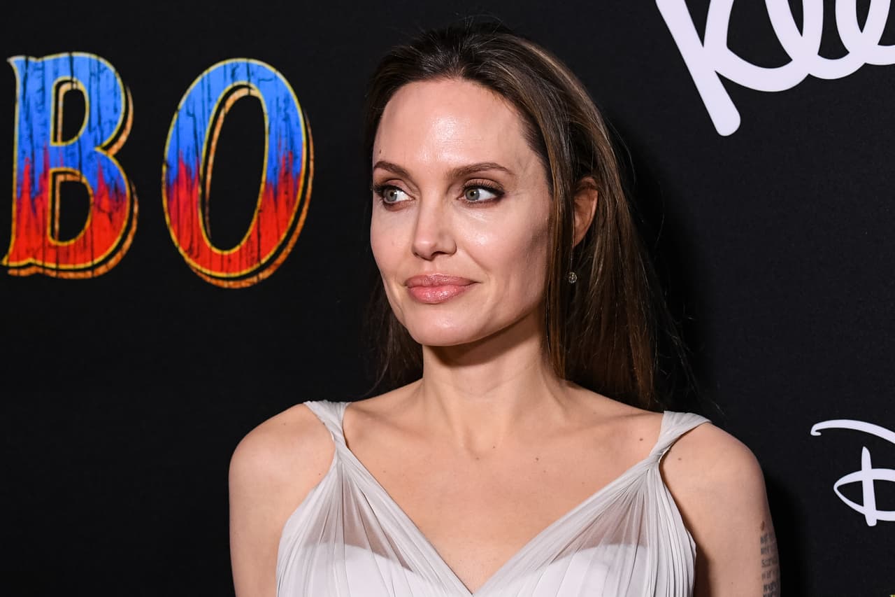 La reconocida actriz Angelina Jolie ha evitado inmiscuirse en el mundo de la tecnología. Aunque sus fans han creado diversos perfiles en Instagram para publicar fotos de ella, la protagonista de la película 'Maléfica' ha preferido mantenerse al margen.