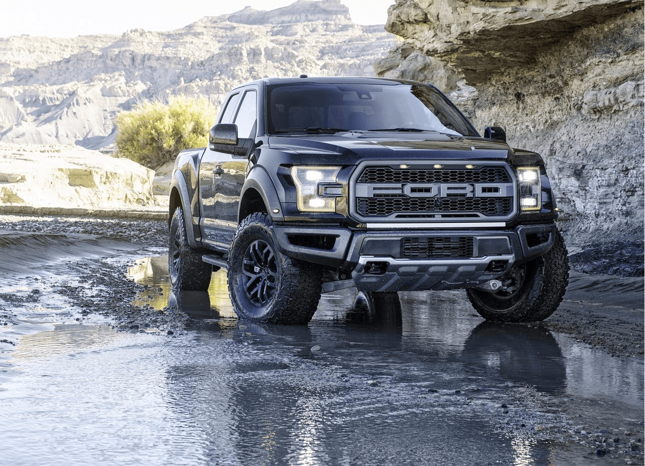En 2017, después de un descanso de dos años regresa la 
<b>Ford F-150 Raptor</b> (la cual ya no usa las siglas SVT –por Special Vehicles Team- en su nombre). La nueva camioneta viene equipada por primera vez por un V6 EcoBoost doble turbo de 3.5 litros calibrado para producir 450 caballos de fuerza. Per ustedes ya conocen todo los detalles ya que 
<b><a href="http://www.univision.com/noticias/a-bordo/ford-f-150-raptor-2017-prueba-a-bordo-completa-video#rel" target="_blank">Jaime probó una de ellas extensamente</a></b> hace pocas semanas.