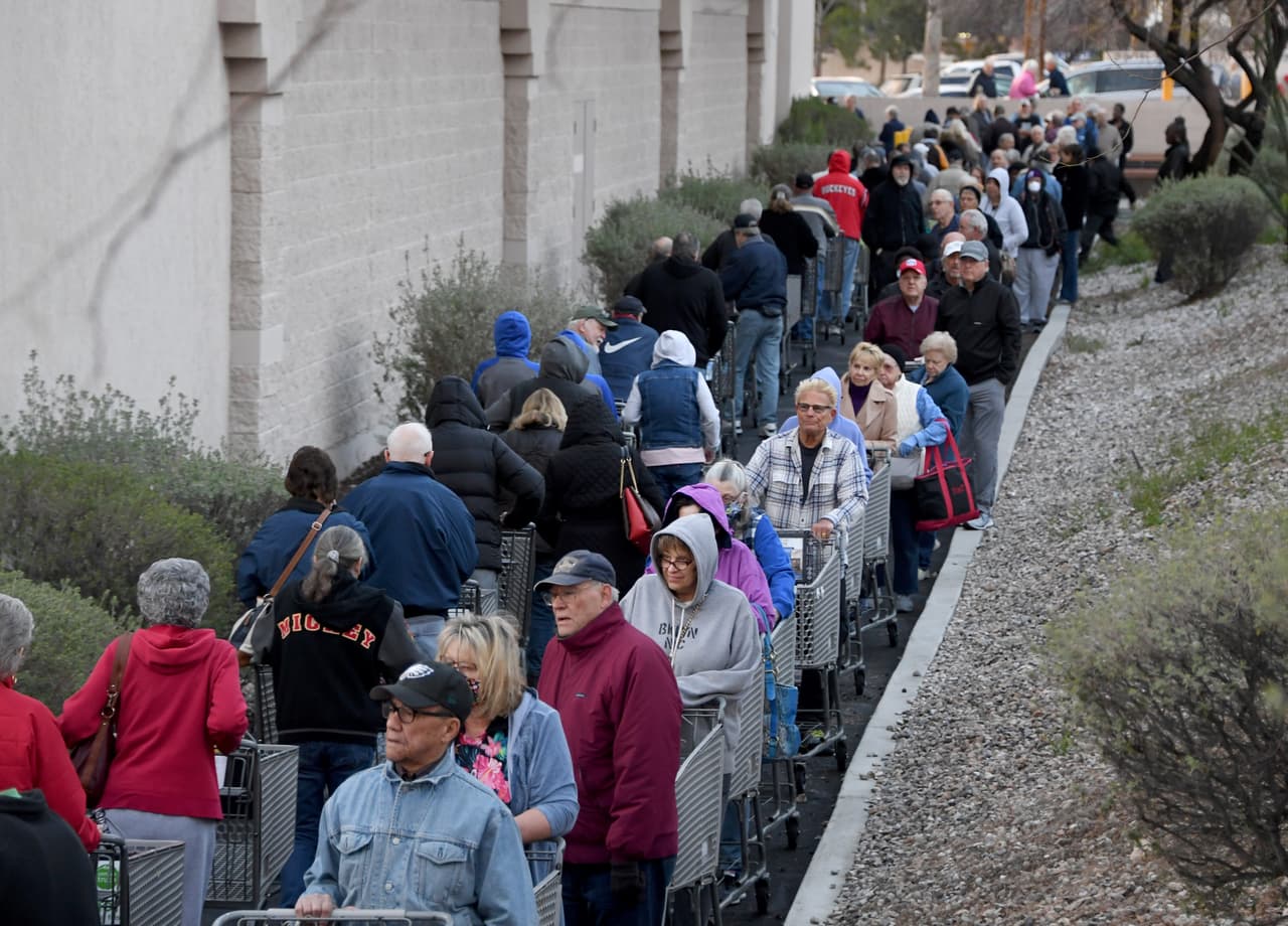 <b>Horario especial para los más vulnerables.</b> En varios estados algunas tiendas de comida han establecido horas donde solo pueden entrar los adultos mayores, los más vulnerables a desarrollar síntomas graves si se enferman de covid-19. En la fotografía, clientes adultos mayores hacen fila en una tienda de Las Vegas, Nevada, el 20 de marzo.