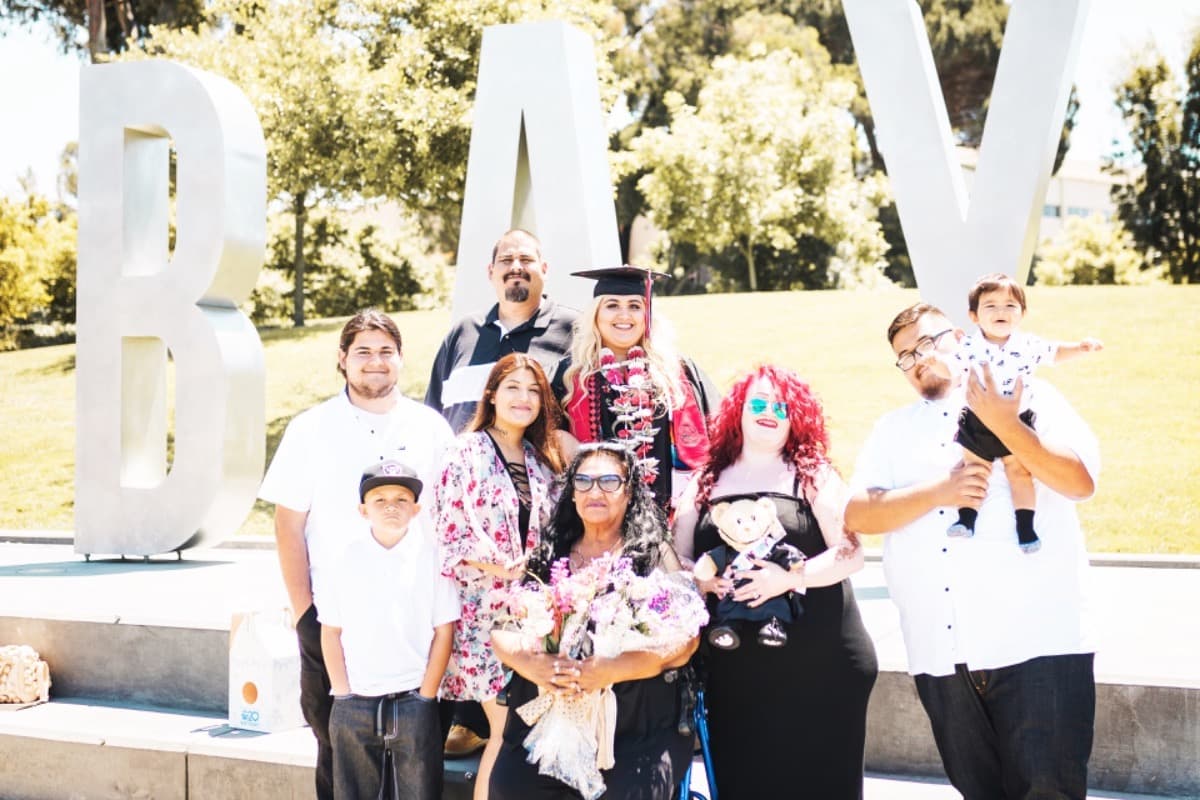 De los 10 miembros de la familia, el padre, la madre, la abuela paterna y tres hermanos presentaron síntomas de coronavirus. El papá fue hospitalizado y posteriormente lo asistieron con un respirador artificial.