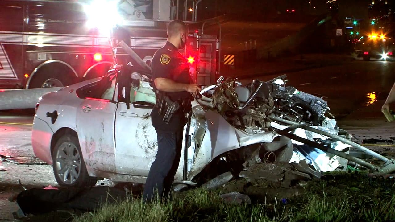 Vehículo se parte en dos frente a estación de bomberos de Houston, hay dos heridos graves