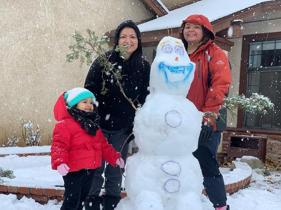 "Cuando Olaf viene a traer alegría en Lancaster CA!", escribió Giovanni Sylvestre.