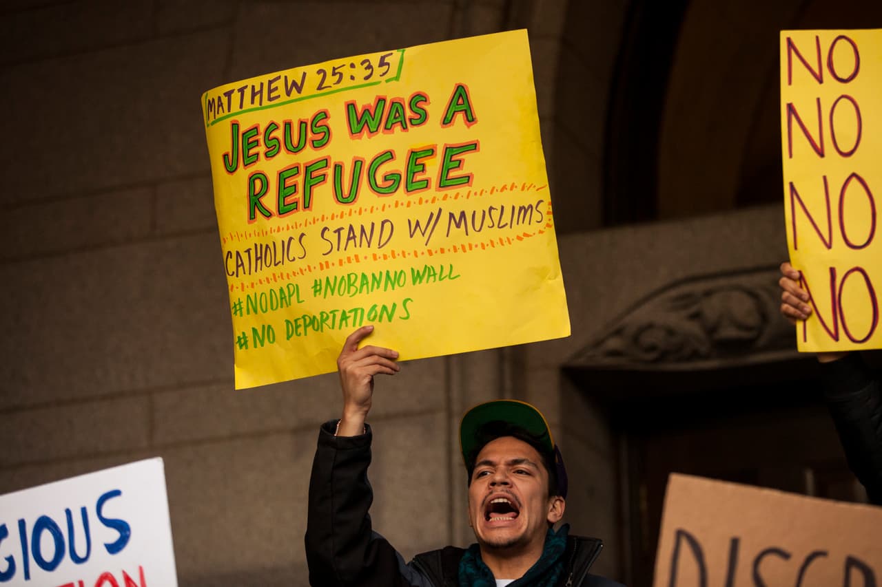 "Mateo 25; 35 Jesús era un refugiado. Los católicos con los musulmanes".