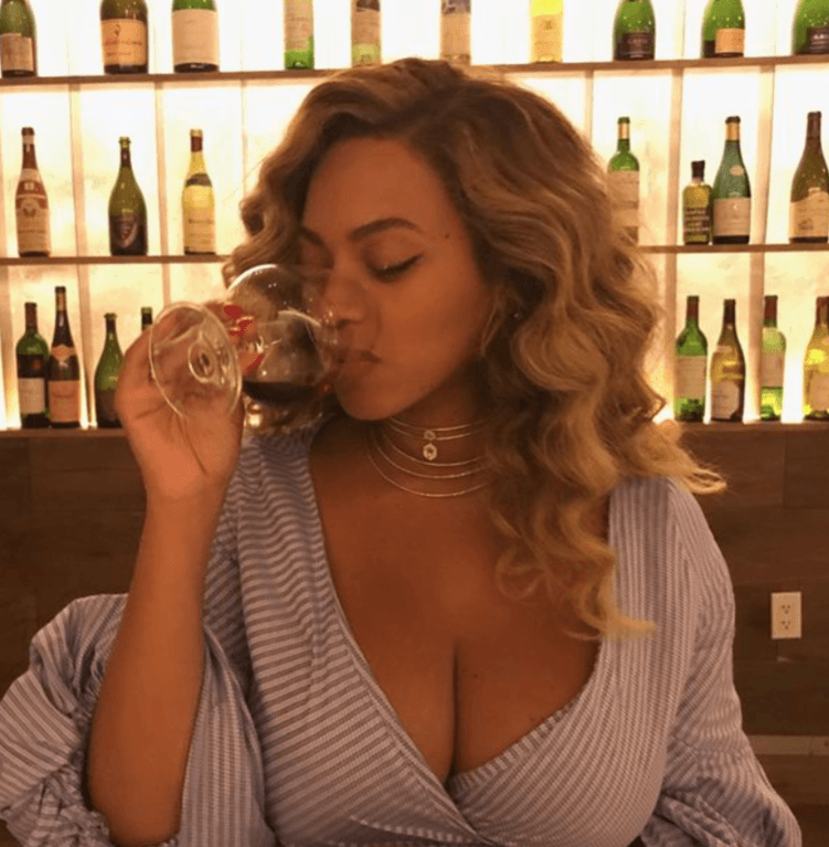 <b>Beyoncé </b>
<br>En junio de 2017, 
<a href="https://www.univision.com/deportes/beyonce-y-jay-z-brillan-en-campana-de-tiffany-co-fotos">la cantante</a> dio a luz a sus gemelos, Rumi y Sir. Un mes y medio después compartió en su Instagram una foto donde se le puede ver tomando una copa de vino, por lo que sus seguidores empezaron a cuestionar si estaba amantando y la criticaron por tomar alcohol.