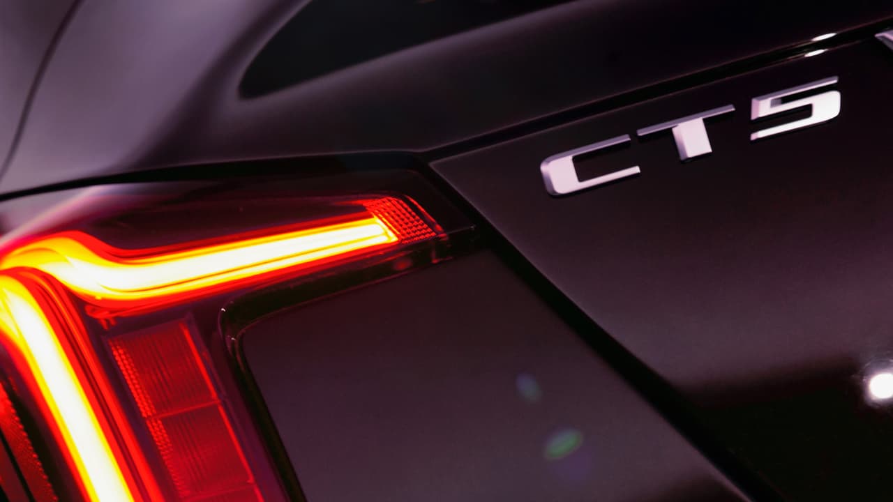 Con la 
<b><a href="https://www.univision.com/noticias/chevrolet/general-motors-planea-eliminar-empleos-y-modelos-en-eeuu-y-canada" target="_blank">desaparición anunciada</a></b> de los modelos CT6, ATS y XTS, este Cadillac CT5 será por los momentos el único heredero de la larga tradición de autos (no camionetas) de lujo de General Motors, y si el público no lo respalda podría terminar siendo
<b> el último sedán de lujo </b>del coloso automotriz estadounidense. 
<br>
<br>Cadillac revelará todos los detalles sobre su nuevo Cadillac CT5 2020 el próximo 17 de abril durante el 
<b>Auto Show de Nueva York 2019</b>, desde donde estaremos reportando cada incidencia. No dejen de visitarnos.