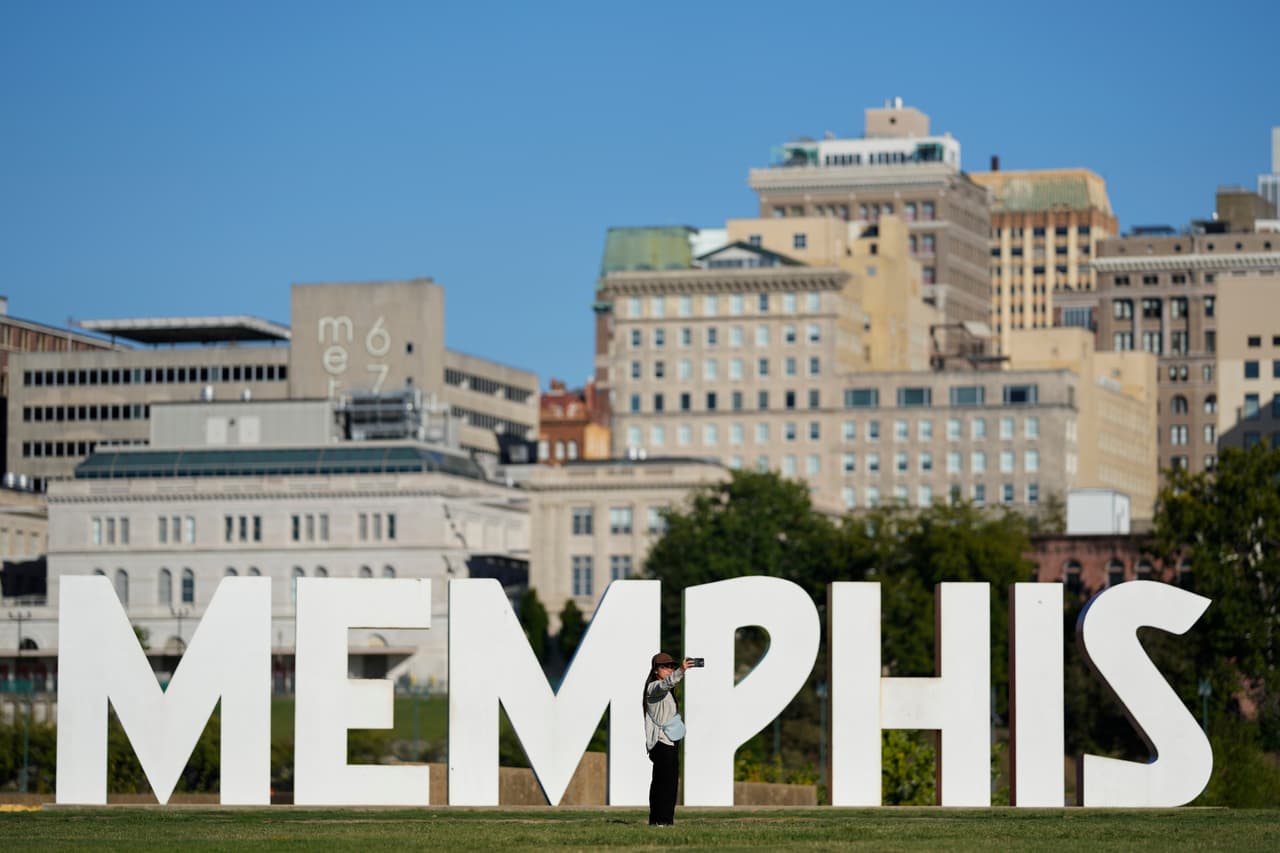 <b>3.- Memphis, Tennessee: </b>Completa el podio de las ciudades donde se requiere un menor ingreso para vivir cómodamente. En esta ciudad, un adulto soltero necesita percibir 86,320 dólares al año, mientras que una familia trabajadora de cuatro integrantes requiere 193,939 dólares anuales. A pesar de ello, el ingreso medio de los hogares alcanza apenas 52,679 dólares, muy por debajo de la cantidad estimada para mantener ese nivel de vida.