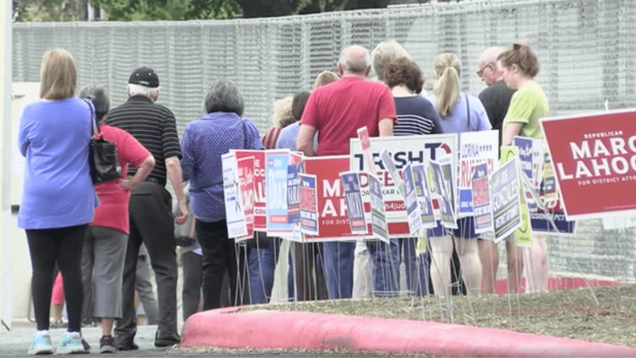 ¿Dónde y cómo puedo votar anticipadamente en el condado de Bexar?