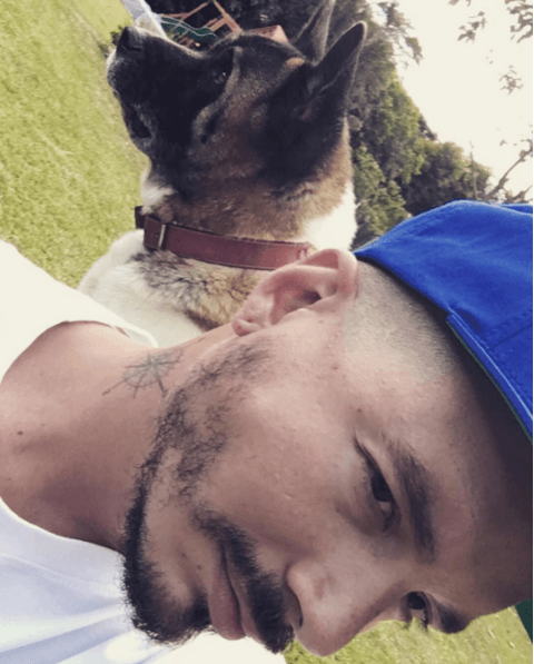 Uno de los más "petlovers" es J Balvin, quien no para de presumir las caras más divertidas de su fiel peludo.