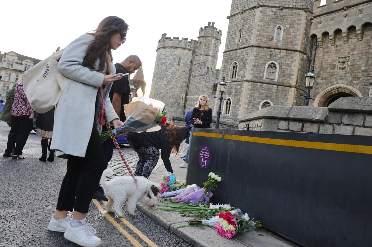 Más personas fueron acumulando flores en las afueras del castillo de Windsor, a las afueras de Londres. Aunque nació el 21 de abril de 1926 como princesa, la reina Isabel II no estaba en la línea directa de sucesión. Con la muerte del rey, su padre, accedió al trono cuando tenía tan solo 25 años.