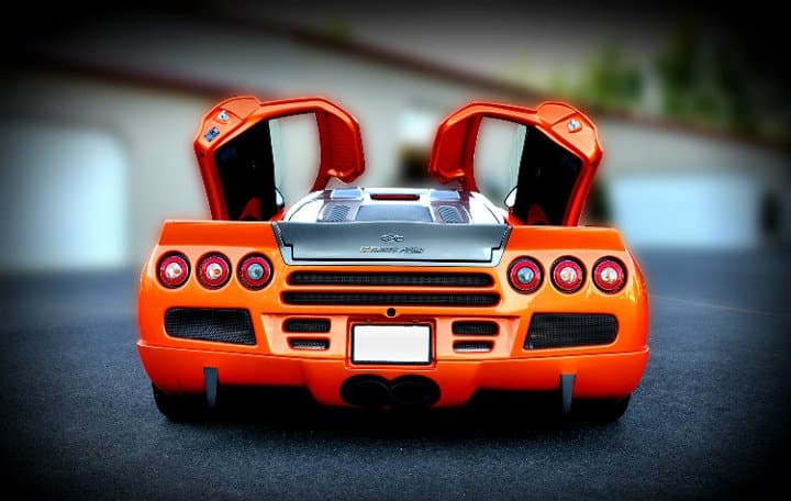 El SSC Ultimate Aero trae un motor central V8 de 6.9 litros de doble turboalimentación, que genera nada menos que 1,287 caballos de fuerza. Según SSC, la 
<b>velocidad máxima es de 258 millas por hora</b>, y acelera de 0 a 60 en 2.7 segundos.