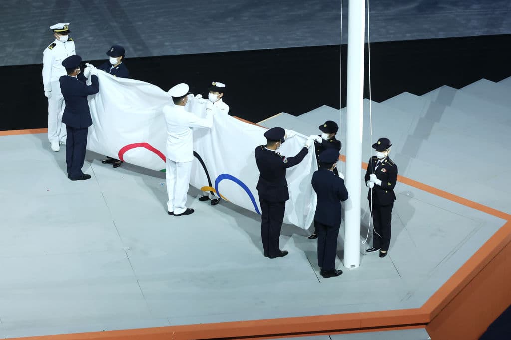 Con la bajada de la bandera olímpica de su mástil, Tokio se despide de estos atípicos juegos, que tantos contratiempos han atravesado, en medio de la mayor crisis de salud pública que ha sufrido la humanidad en el útlimo siglo.