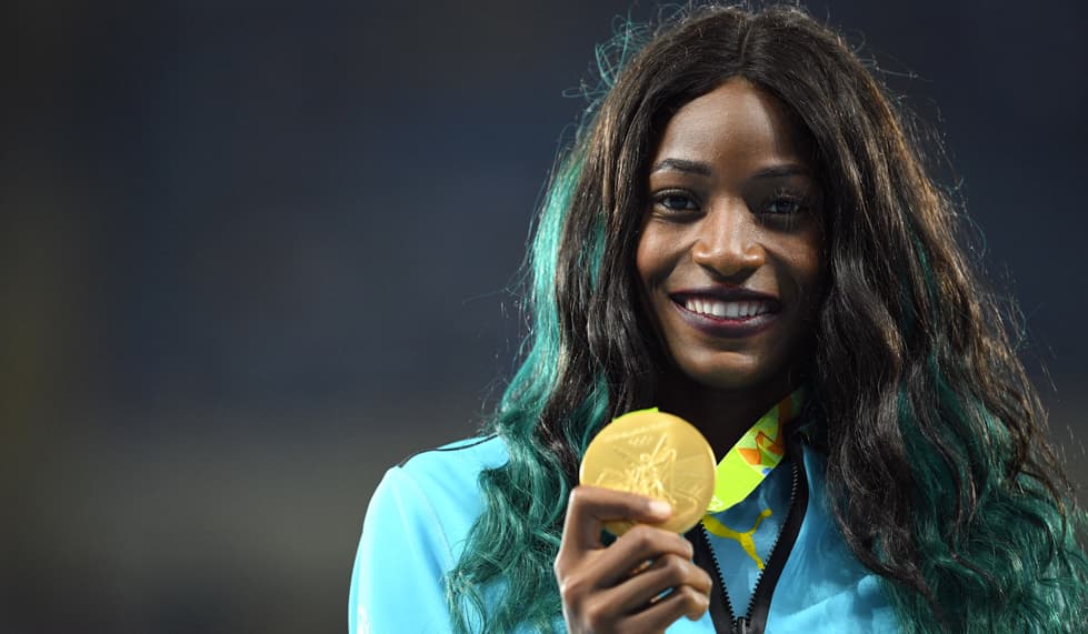 Para correr 
<a href="https://twitter.com/hey_itsshaunae">Shaunae Miller</a> sujetó su melena en una cola de caballo baja la cual con todo y su 
<a href="http://www.univision.com/deportes/juegos-olimpicos-rio-2016/se-arrojo-sobre-la-meta-para-quitarle-el-oro-a-la-favorita-allyson-felix">famosa caída</a>, evitó que el pelo se le viniera a la cara. Para peinarlo, no utilizó ni pasadores, ni aplicó ningún tipo de producto para fijarlo. Pues el pelo bicolor de la bahameña lució fantástico –y libre de residuos- en el momento de la premiación.
<br>