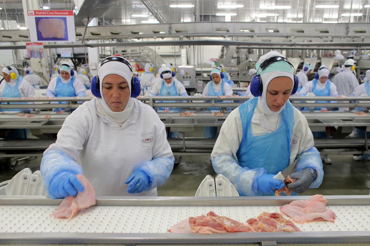 Reabren plantas de procesamiento de carnes, en medio de quejas por contagios y muertes de empleados 
