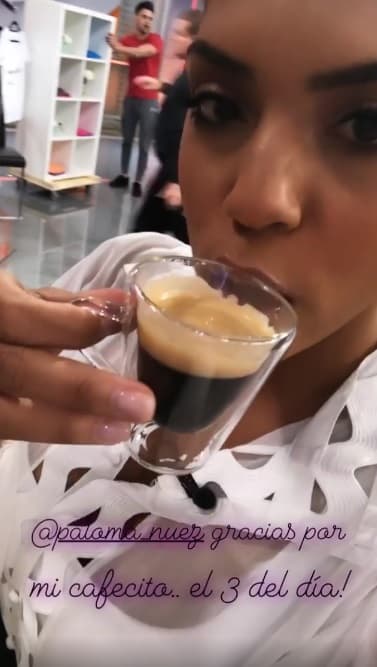 Mientras que Francisca la portó abierta, solo con un pequeño escote.