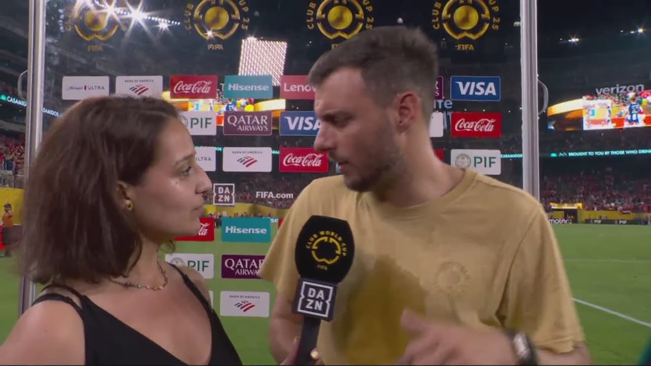 Anselmi se enoja con reportera tras eliminación del Porto