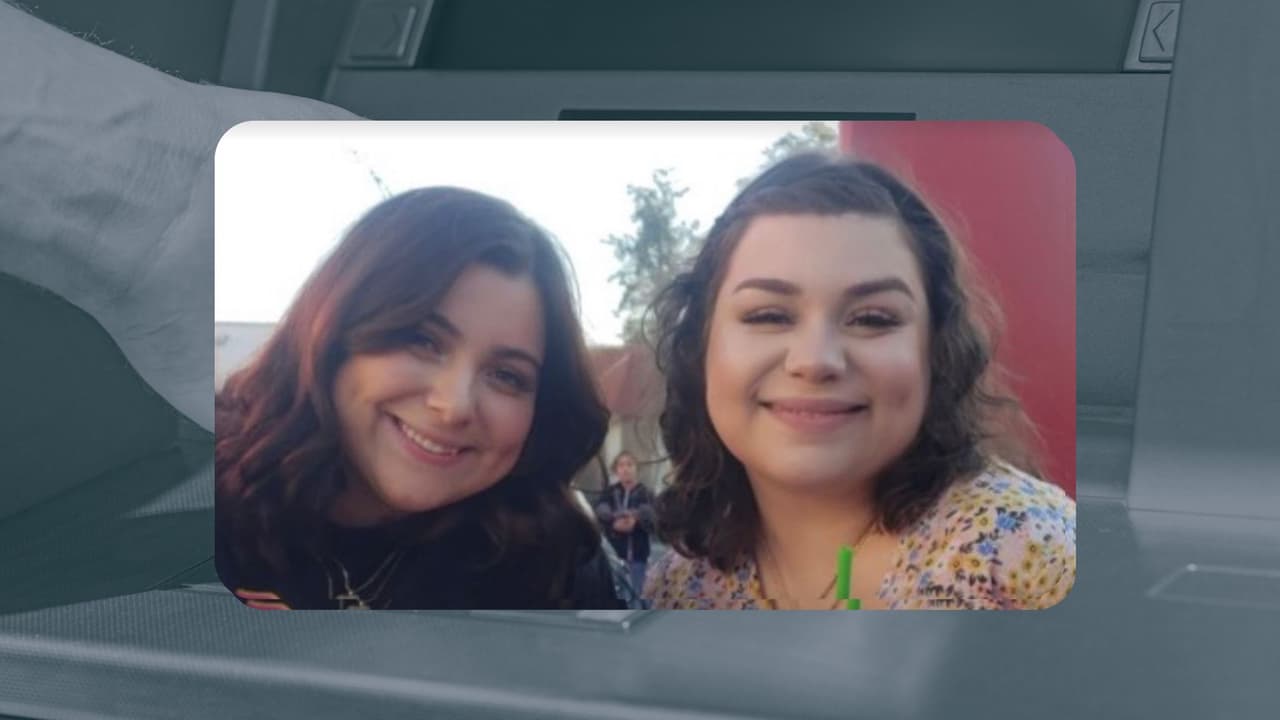 Policía felicita a chicas hispanas que devuelven tarjeta y dinero que encuentran en cajero de Parlier