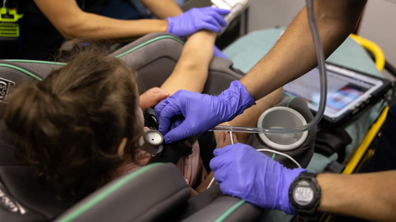 En Nueva York las hospitalizaciones entre menores de 11 años no vacunados se cuadriplicaron en dos semanas, una cifra sin precedentes. Bill de Blasio, alcalde de esa ciudad, anunció que se hará la prueba dos veces por semanas a todos los estudiantes vacunados o no de la ciudad. "Mi recomendación número uno, dos y tres es que, por favor, los vacunen", dijo la pediatra Edith Bracho, refiriéndose a los pacientes que ya califican para ser inoculados. 
<b><a href="https://www.univision.com/noticias/eeuu-record-diario-casos-covid-19-omicron" target="_blank">Más información aquí</a></b>.