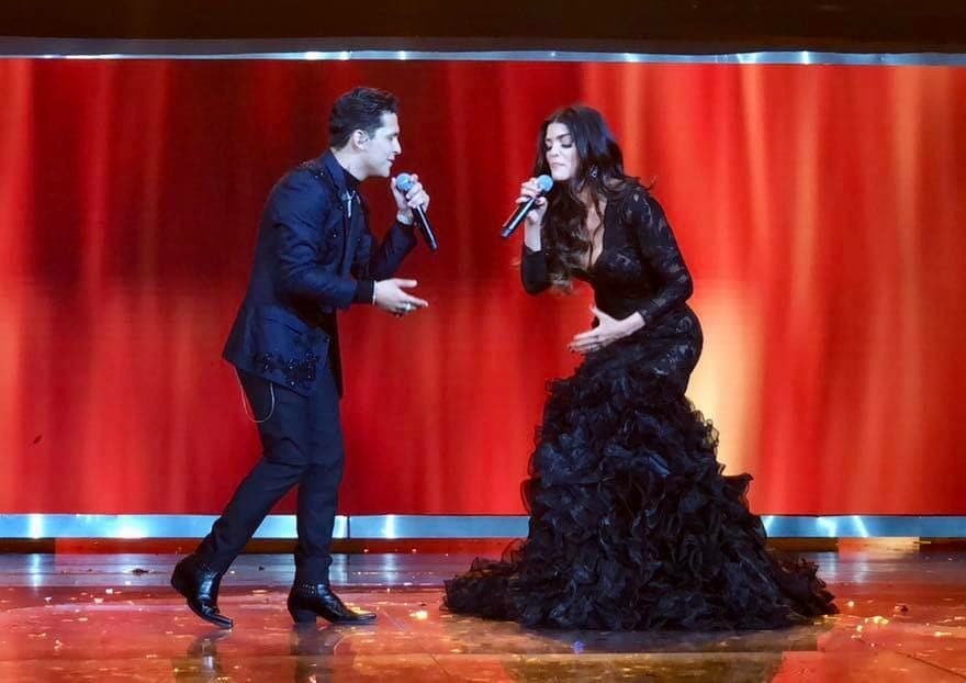 Desde que se anunció el dueto, el público presente en el Auditorio Telmex de Guadalajara, Jalisco, no dejó de aplaudirles. Esta canción promete estar pronto en los primeros sitios de popularidad en la radio y plataformas digitales latinas.