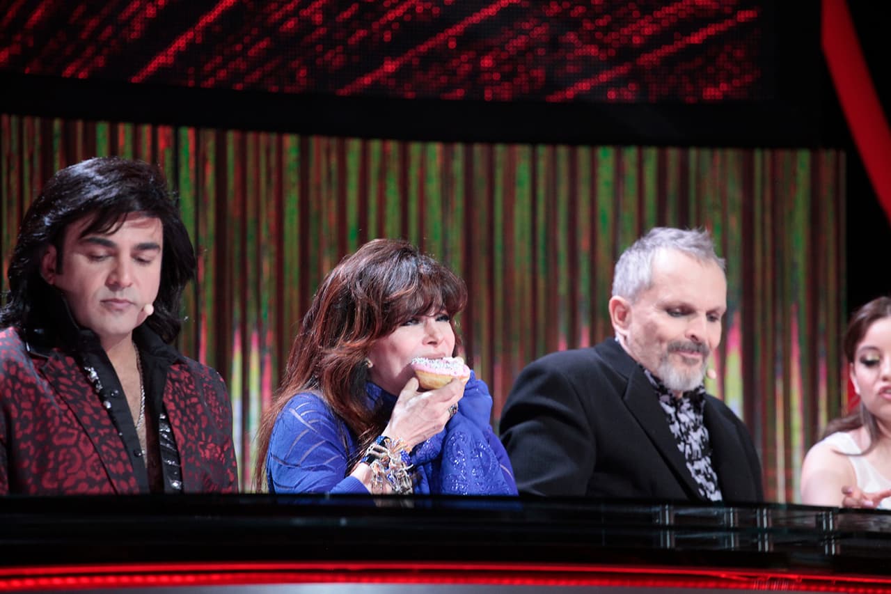 Verónica Castro se unió a sus compañeras. A ella se le puede ver disfrutando el postre sin culpa.