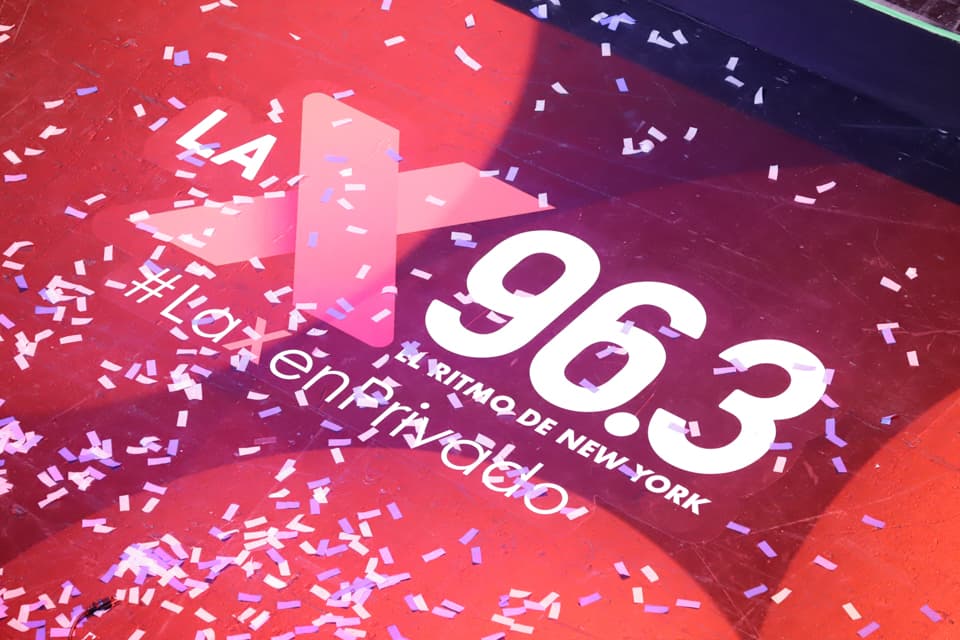 Cientos de radioescuchas de La X96.3 FM en Nueva York, disfrutaron de un concierto privado con J Balvin.