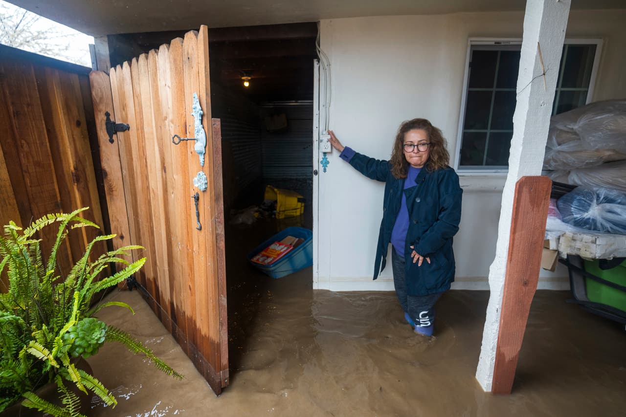Teresa Fuentes es una de las residentes afcetadas por inundación que dañó sus pertenencias en su casa en College Road en Watsonville, California, el viernes 10 de marzo de 2023. Más de 9,000 residentes de California estaban bajo órdenes de evacuación el viernes cuando un nuevo río atmosférico trajo fuertes lluvias, tormentas eléctricas y fuertes vientos, crecieron ríos y arroyos e inundaron varias carreteras importantes durante el viaje de la mañana.