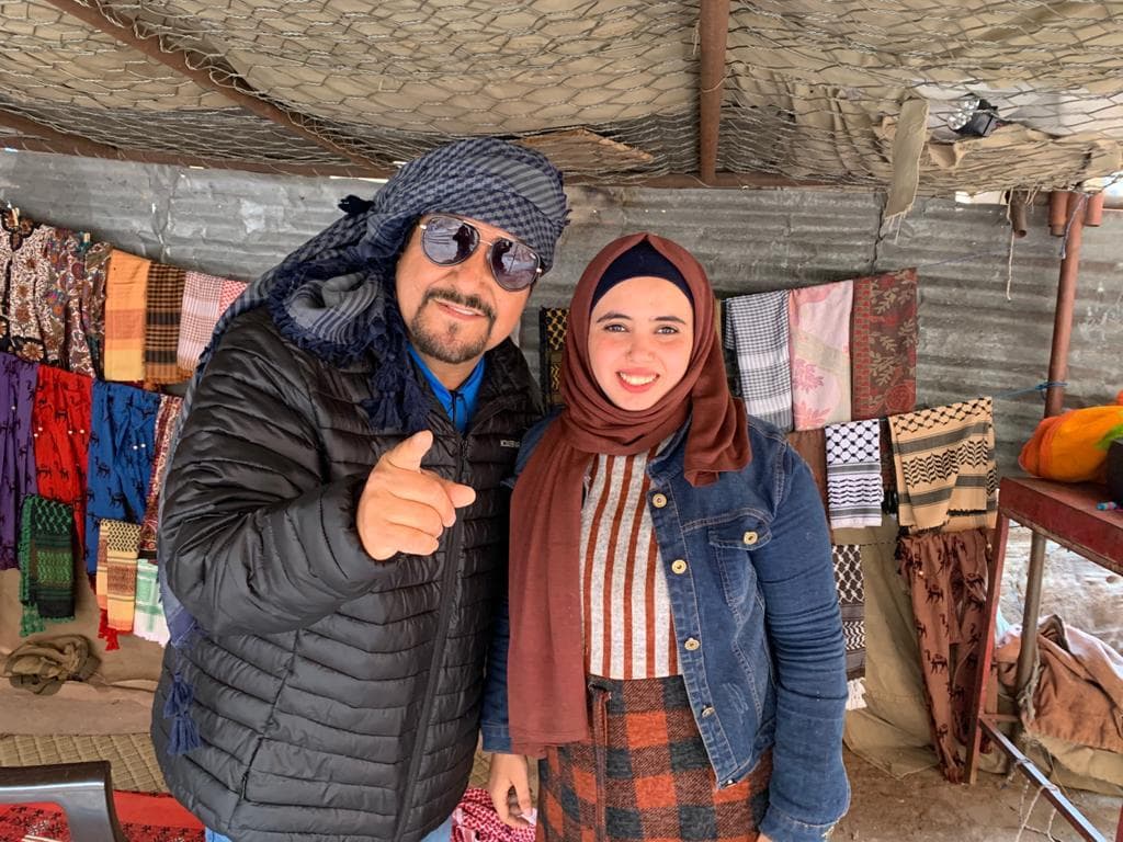 Era imposible que no se hiciera amigo de las mujeres locales.