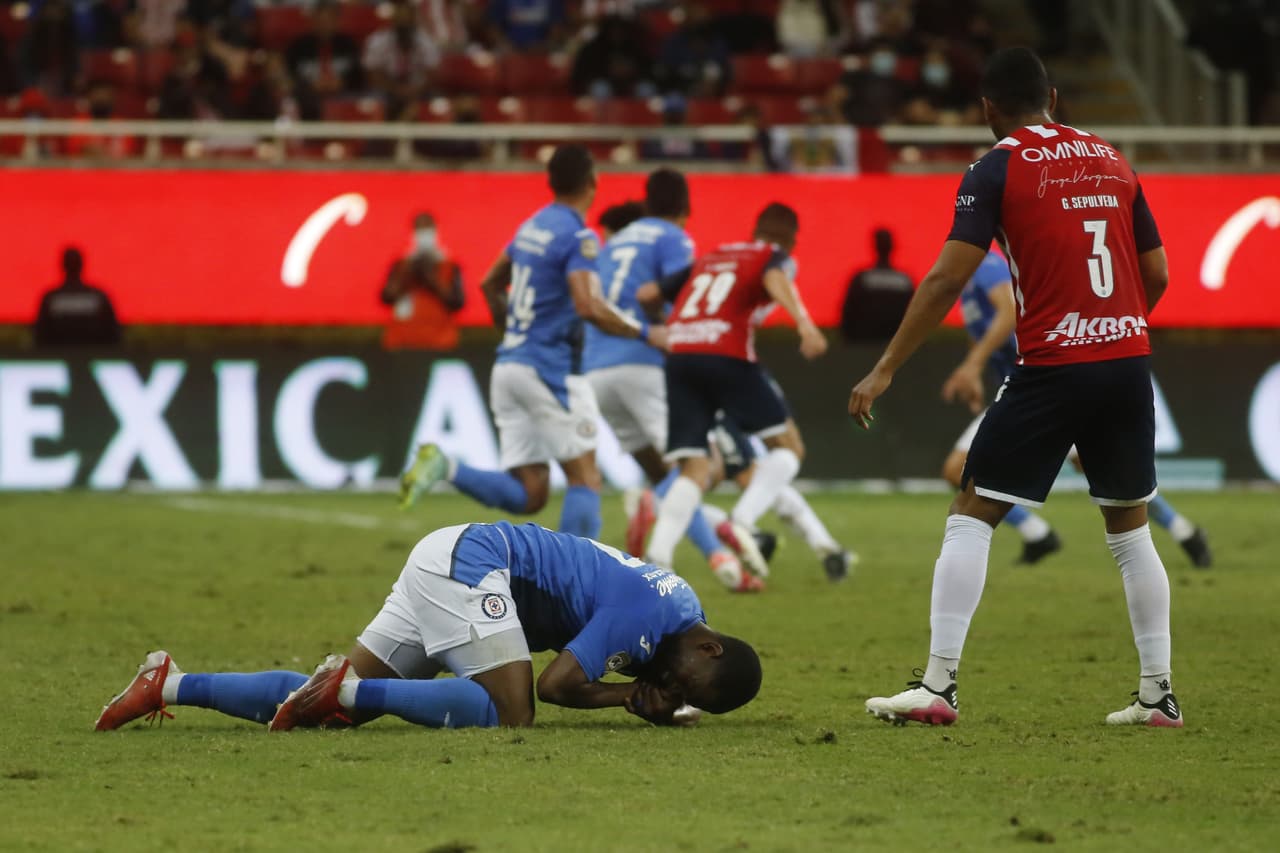 El Guadalajara rescató un empate de último minuto ante Cruz Azul que dejó ir la posibilidad de meterse entre los cuatro mejores.