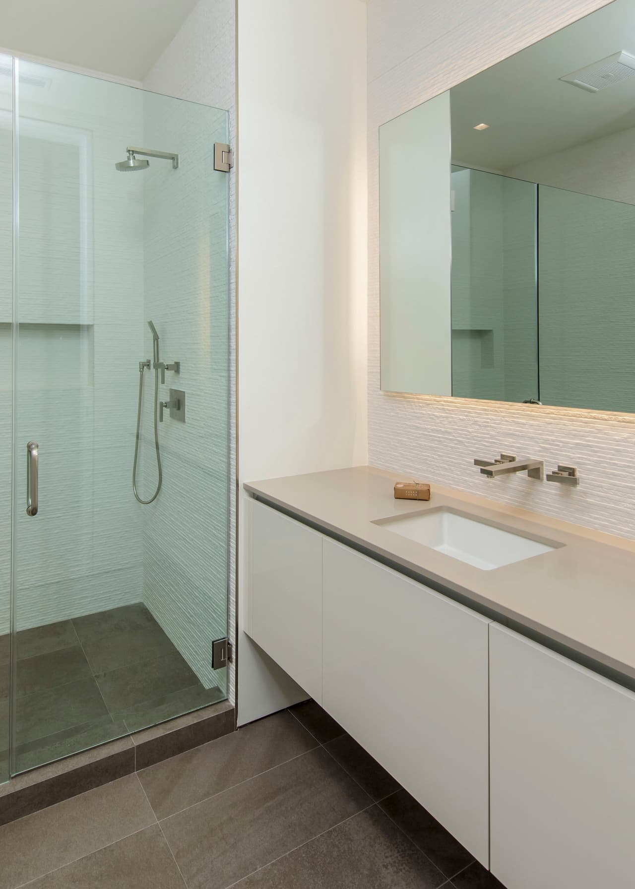 Cuenta con 12,800 pies cuadrados e incluye 
<b>7 habitaciones y 12 baños.</b>
<br>