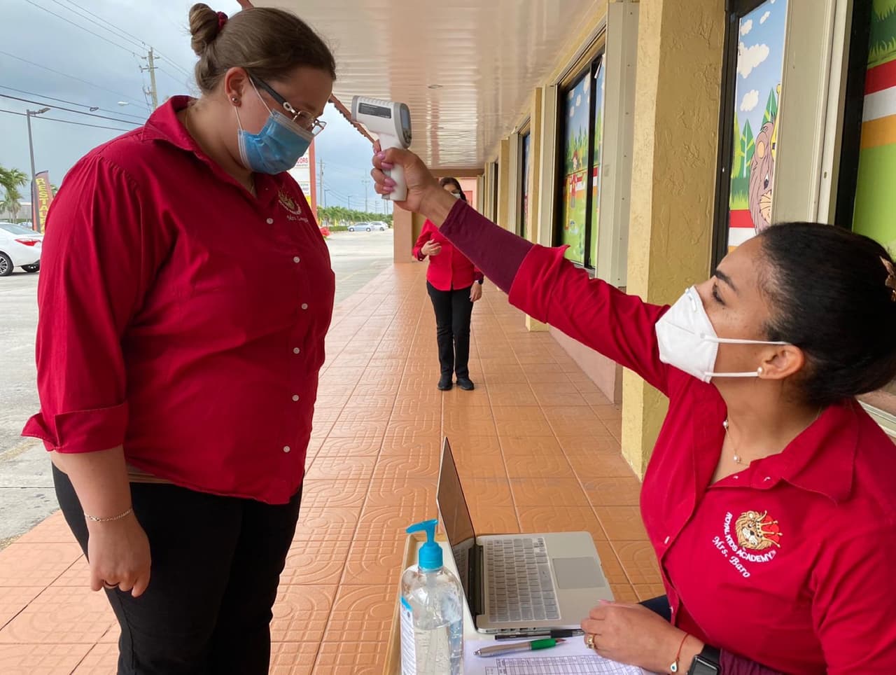 Los empleados deben hacer una fila antes de entrar a la guardería, para chequearse la temperatura y deecartar síntomas del coronavirus.