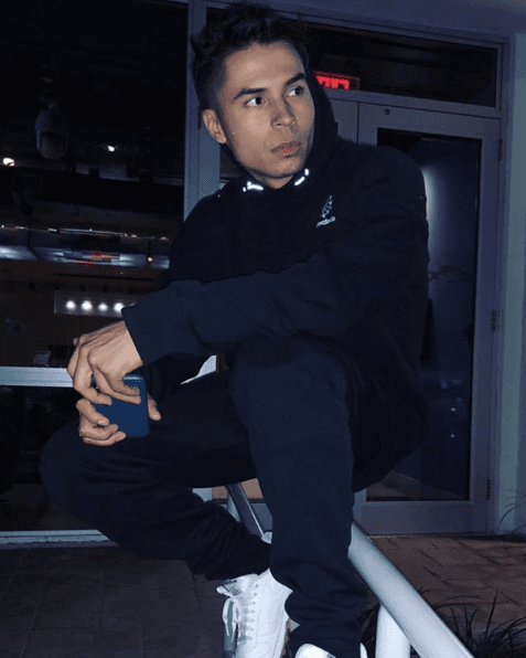 <b>Reykon</b>: su nombre real es
<b>Andrés Felipe Robledo Londoño</b> y nació el 12 de diciembre de 1986 en Envigado, Antioquia, Colombia. Comenzó su carrera en 2002.
<br>