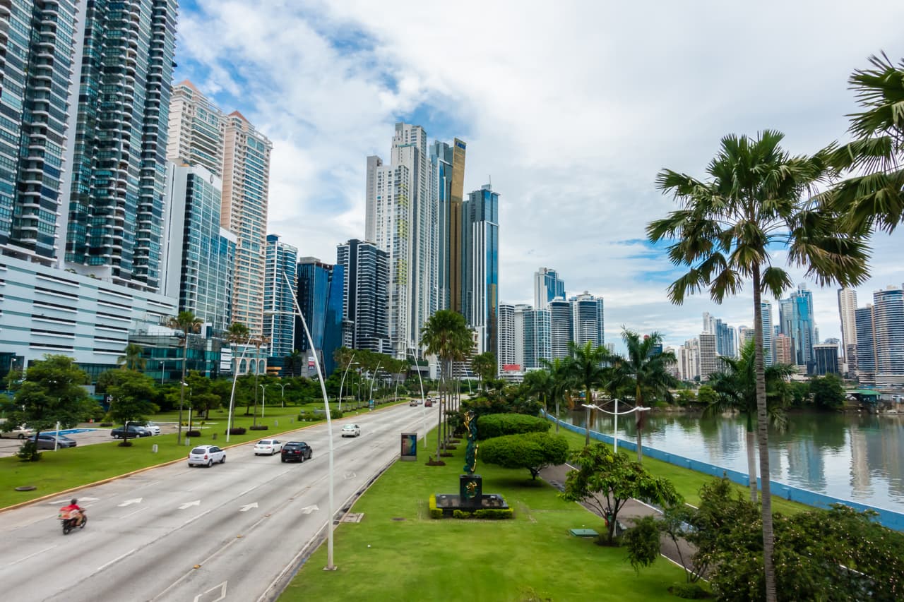 <b>Puesto 2: Panamá</b>. Este país centroamericano de hermosas playas y espectacular clima se ha mantenido cada año en los mejores puestos de esta lista. El programa de beneficios y descuentos a los pensionados, nacionales o extranjeros residentes, es uno de sus principales atractivos. Es uno de los pocos países de la región que cuenta con carreteras bien pavimentadas, agua potable y conexiones de telefonía celular e Internet de primer nivel. Una pareja puede vivir cómodamente con unos 2,600 dólares al mes en la cosmopolita Ciudad de Panamá (en la foto) y viajar a menudo a los acogedores pueblos de la provincia.