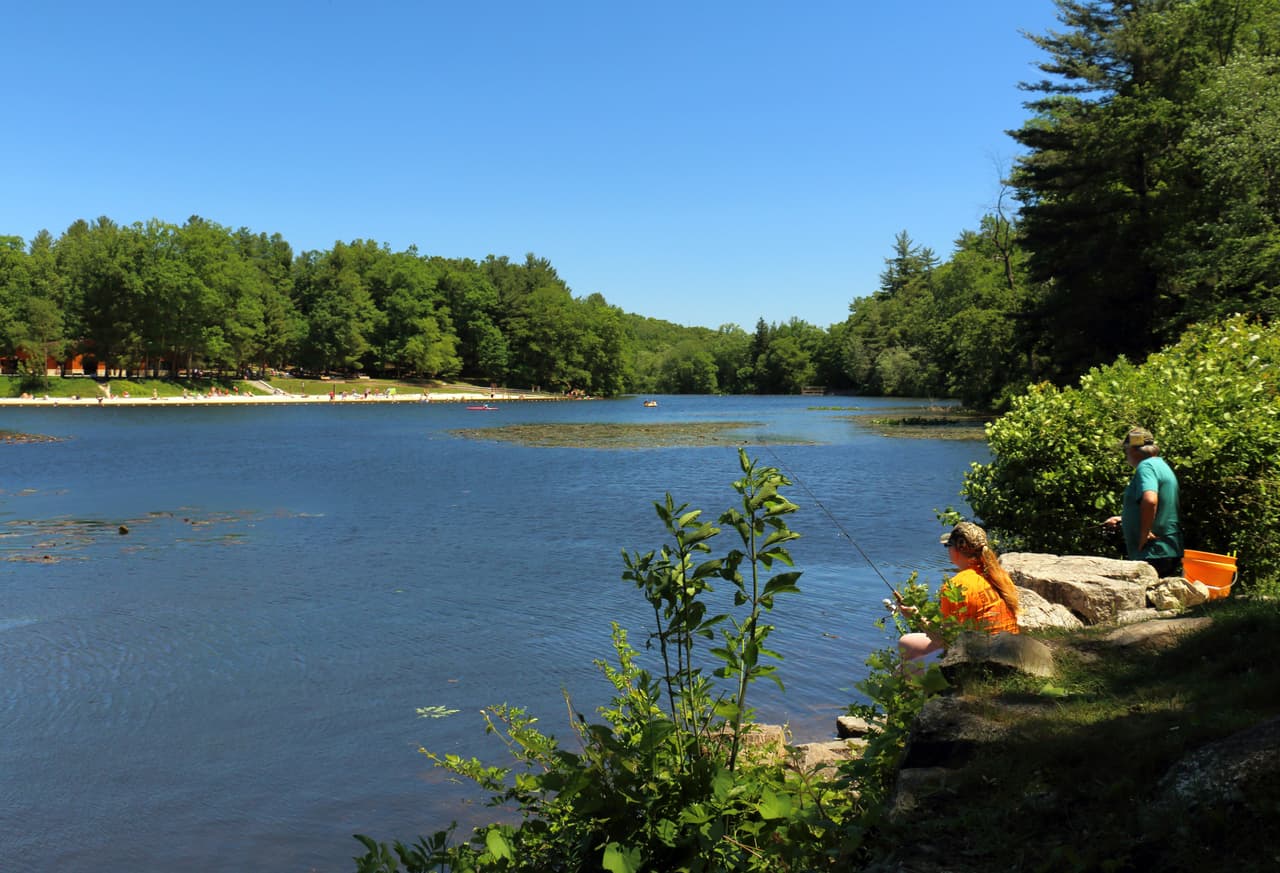 Los visitantes pueden aprovechar oportunidades recreativas que incluyen: dos lagos de montaña (Laurel Lake y Fuller Lake), caminata por el sendero de los Apalaches, andar en bicicleta por los senderos del tren, visitar el Museo Appalachian Trail, entre otras. Más, 
<b><a href="https://www.dcnr.pa.gov/StateParks/FindAPark/PineGroveFurnaceStatePark/Pages/default.aspx" target="_blank">aquí</a></b>.