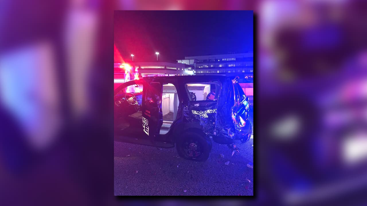 En el hecho dos oficiales incluidos un agente canino resultaron heridos. La policía dijo que el equipo de emergencia del vehículo estaba "activado y completamente visible" cuando Apolinar Mondragón Lucas condujo a alta velocidad.