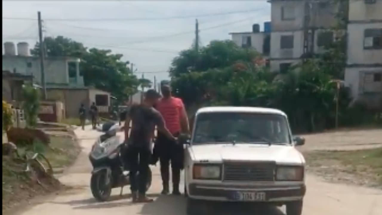 Video muestra el momento en que la seguridad del estado cubano detiene a un líder de marchas del 15N