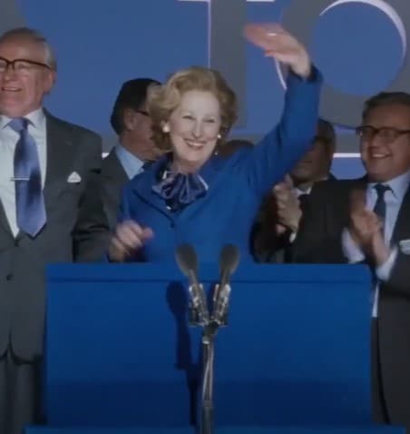 <b>'La dama de hierro'</b>
<br>A lo largo de toda la película se ve constantemente a Meryl Streep, quien interpreta a Margaret Thatcher, usando prendas de color azul. Esto se debe a que el azul se relaciona con un color masculino, lo cual se usó para generar confianza entre los votantes de la campaña electoral de ‘la dama de hierro’, pues se trataba de una sociedad machista.
<br>