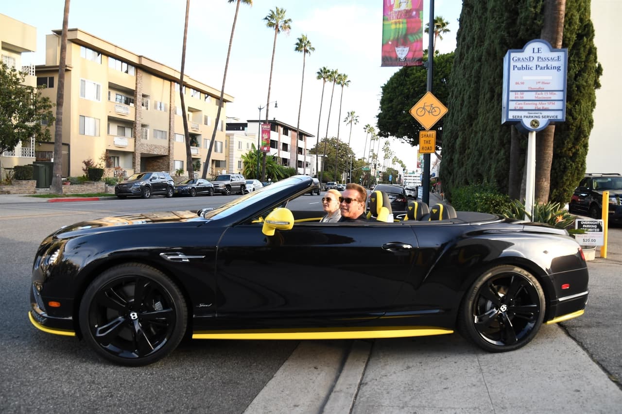 Ya sea en moto o en alguno de sus súper autos el exgobernador de California, 
<b>Arnold Schwarzenegger</b>, siempre busca la oportunidad de sacar algún ejemplar de su colección, pero esta ocasión fue sorprendido al salir de este restaurante acompañado por su novia a bordo de este 
<b>Bentley Continental GT convertible </b>con motor W12 twin-turbo de 6.0 litros y 582 caballos de fuerza.
<b> </b> 
<br>Si bien no es el único Bentley que tiene el actor, nos llamó la atención los detalles en amarillo que este ejemplar porta en espejos retrovisores y deflectores. pero también en paneles de las puertas, cabeceras y vestiduras de los asientos.