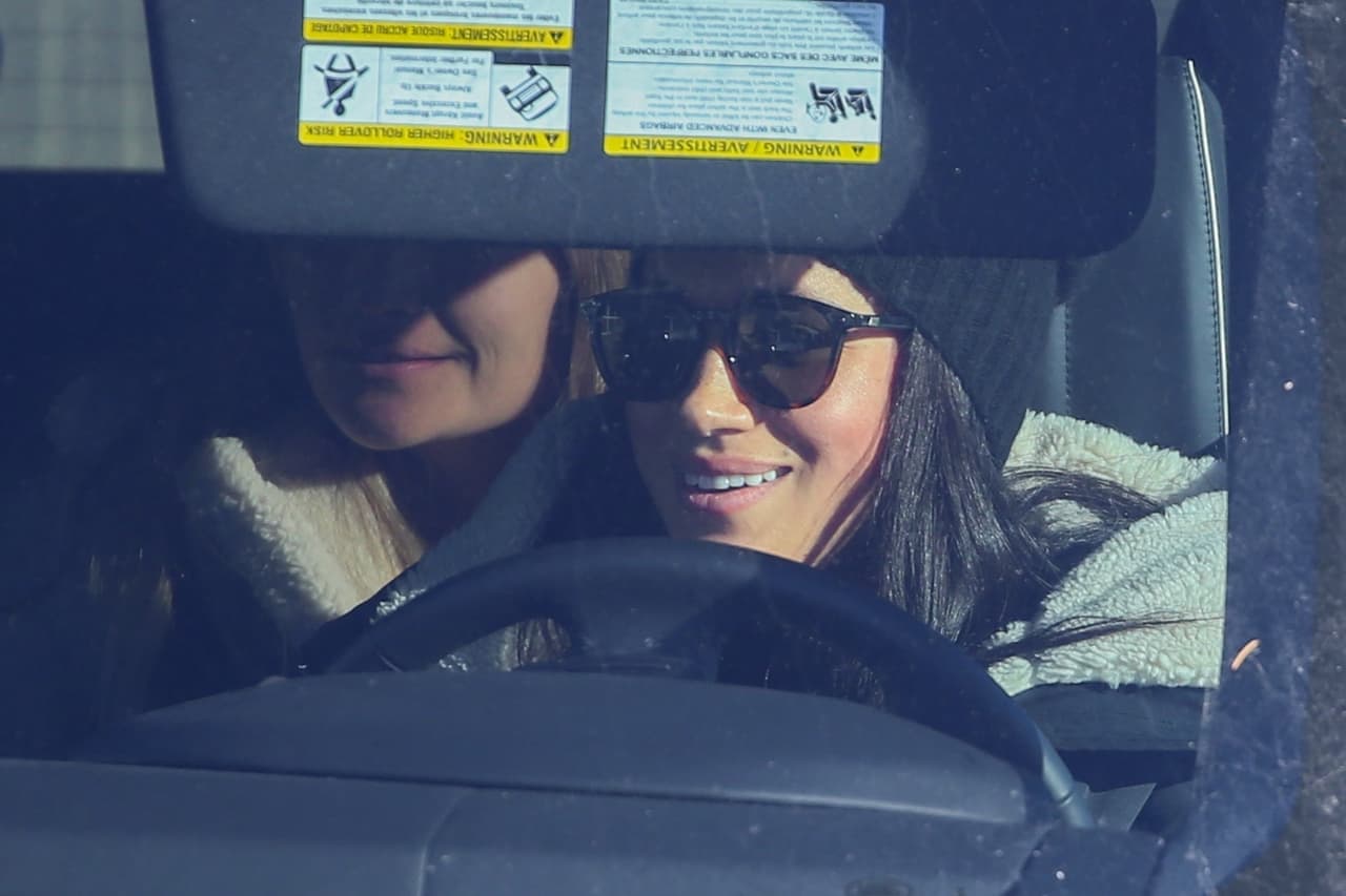 Medios británicos reportan que se cree que 
<b><a href="https://www.univision.com/famosos/meghan-markle-retoma-el-control-de-su-vida-y-le-sonrie-a-los-paparazzi-en-canada-fotos" target="_blank">Markle aún está en Canadá</a></b> con su hijo Archie. De acuerdo con la agenda oficial de los duques, ella estaría con su esposo en Londres el 5 de marzo para asistir a los Premios del Fondo Endeavour. 
<br>