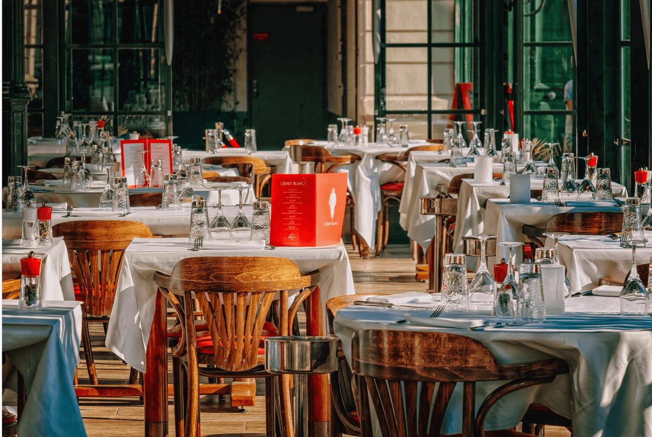 Todo Illinois ha estado bajo el Plan de mitigación Nivel 3 desde el 20 de noviembre. Esas reglas prohibieron el servicio en interiores en bares y restaurantes; poner límites más estrictos a la cantidad de personas que pueden estar dentro de las tiendas, gimnasios y otros negocios; y cerró grandes instituciones, como teatros y museos, entre otras cosas.
<br>