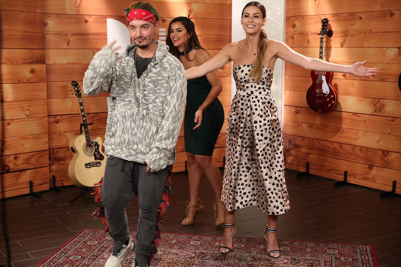 Y es que el también nominado a la categoría de "Vídeo del Año" hizo de las suyas durante la entrevista que le realizaron estas guapas conductoras.