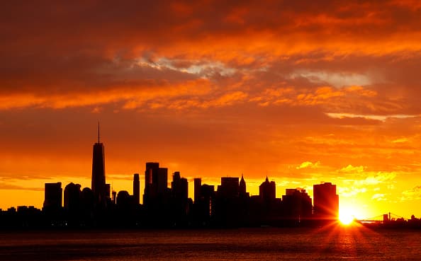 El sol ilumina a los neoyorquinos después de tres días continuos de lluvia.