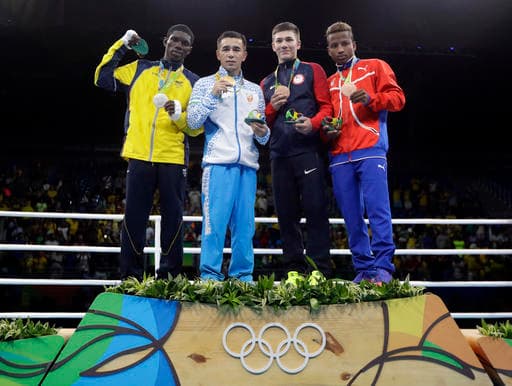 El armenio Hasanboy Dusmatov dio una buena clase de boxeo para derrotar este domingo al colombiano Yuberjen Martínez y asegurar el título del peso minimosca de boxeo de los Juegos Olímpicos de Río de Janeiro.