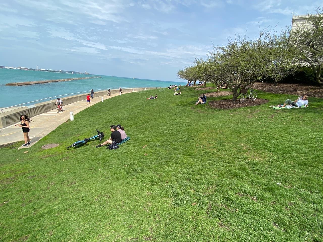 Habitantes de Chicago así disfrutaron del calor. La ciudad cuenta con 26 millas de espacios abiertos en el Lago Michigan para disfrute de sus residentes y visitantes, de acuerdo al Distrito de Parques.