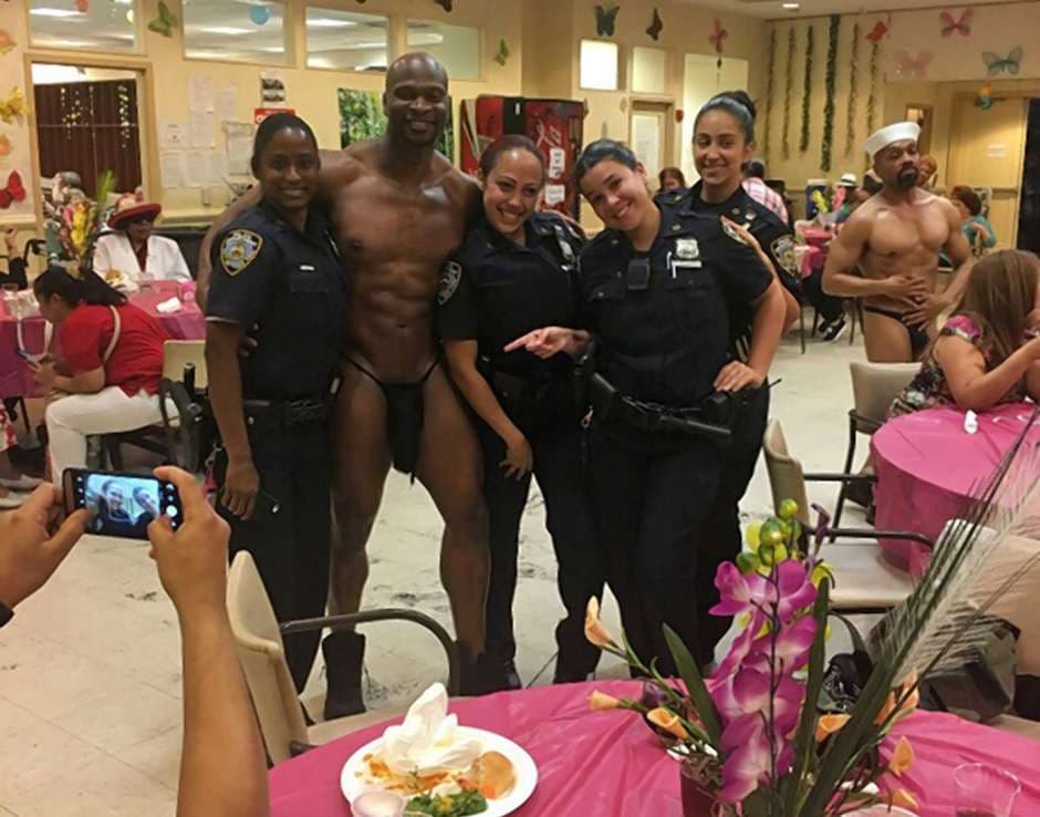 ¿Crees que deben ser sancionadas las policías que se tomaron una foto con un “stripper”?