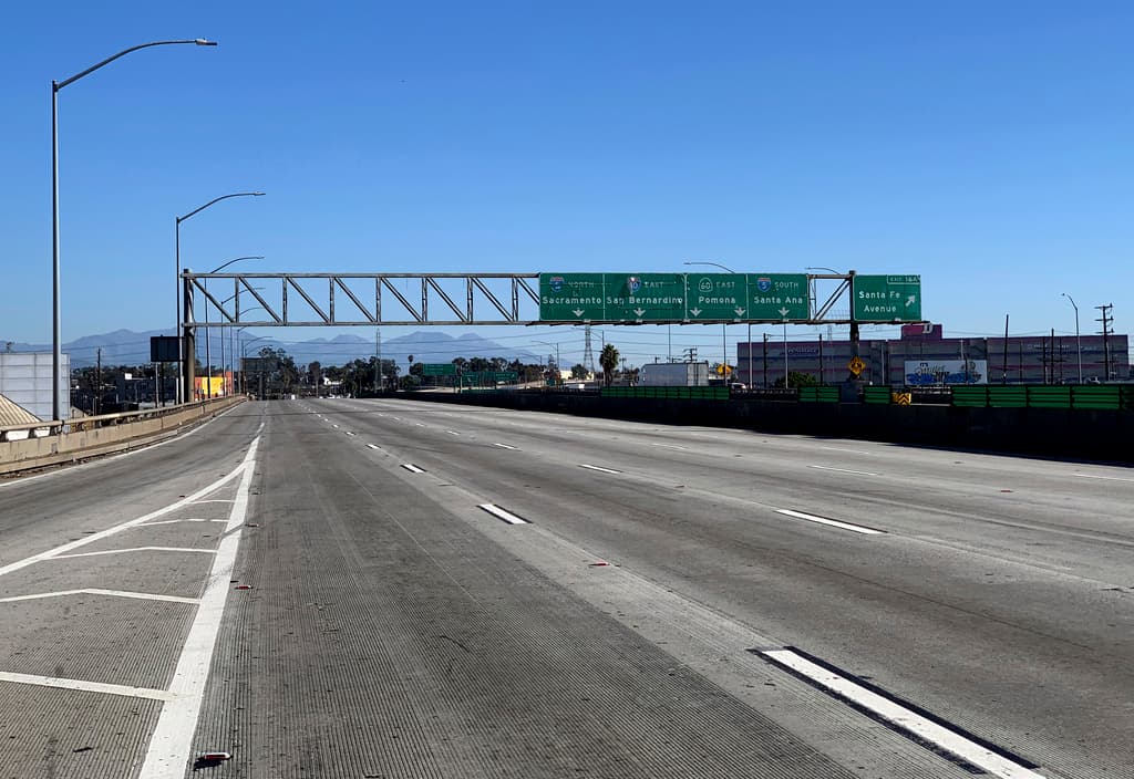 En resumen, un incendio en Los Ángeles provocó el cierre indefinido de la autopista 10 y daños en un paso elevado. Las autoridades están evaluando los daños y trabajando en la limpieza de la zona afectada.