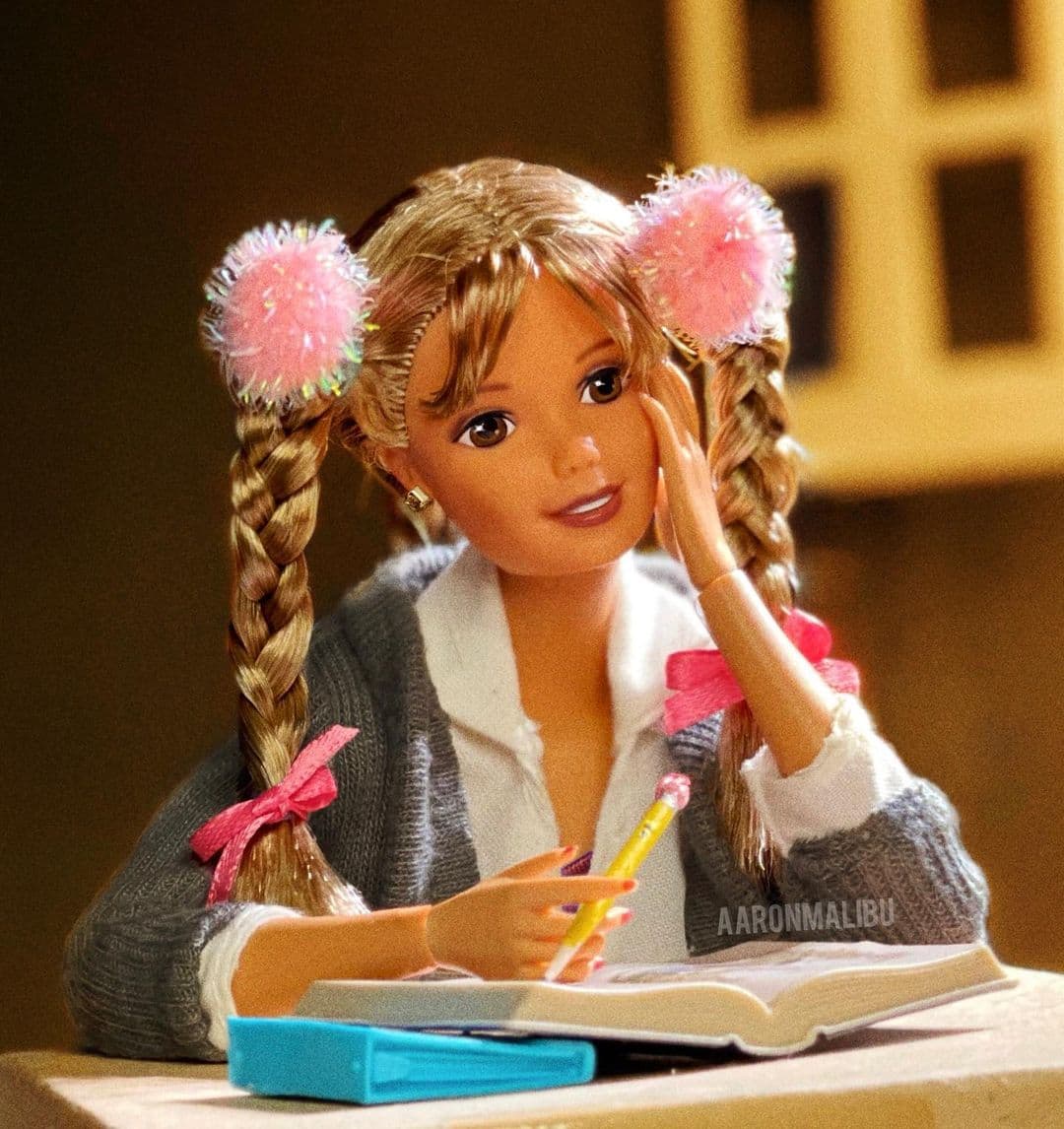 Con estas muñecas tipo Barbie, el coleccionista ha mostrado su talento en redes sociales. Por ejemplo, ha recreando a personalidades como Britney Spears, quien el 14 de noviembre 
<a href="https://www.univision.com/deportes/britney-spears-es-libre-y-asi-la-celebraron-fotos">se "liberó" de su tutela.</a>