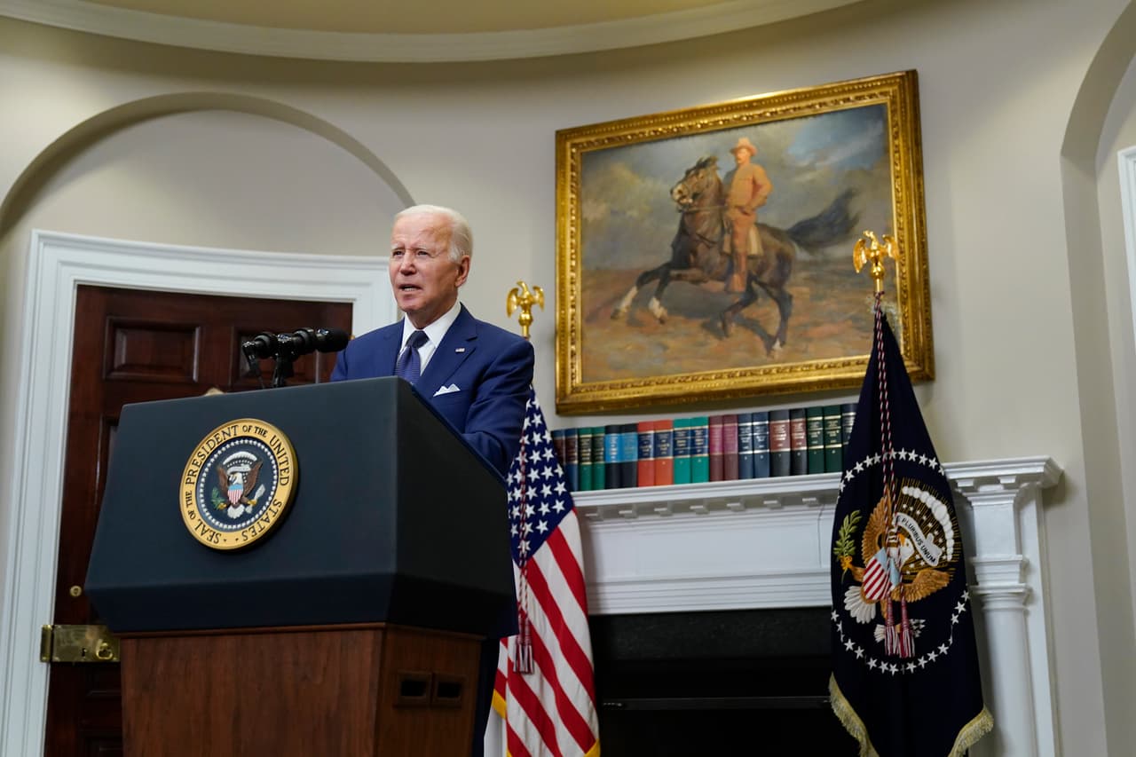 El presidente Joe Biden se preguntó, visiblemente molesto, cuándo va el país a
<a href="https://www.univision.com/noticias/politica/tiroteo-escuela-uvalde-biden-condena-lobby-armas">confrontar a los grupos de presión</a> contra el control de armas, como el
<b>NRA</b>, al que muchos consideran el artífice de la parálisis política a la hora de regular la Segunda Enmienda.