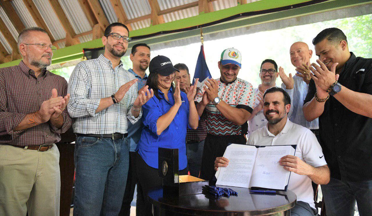 Gobernador firma ley sobre cambio climático