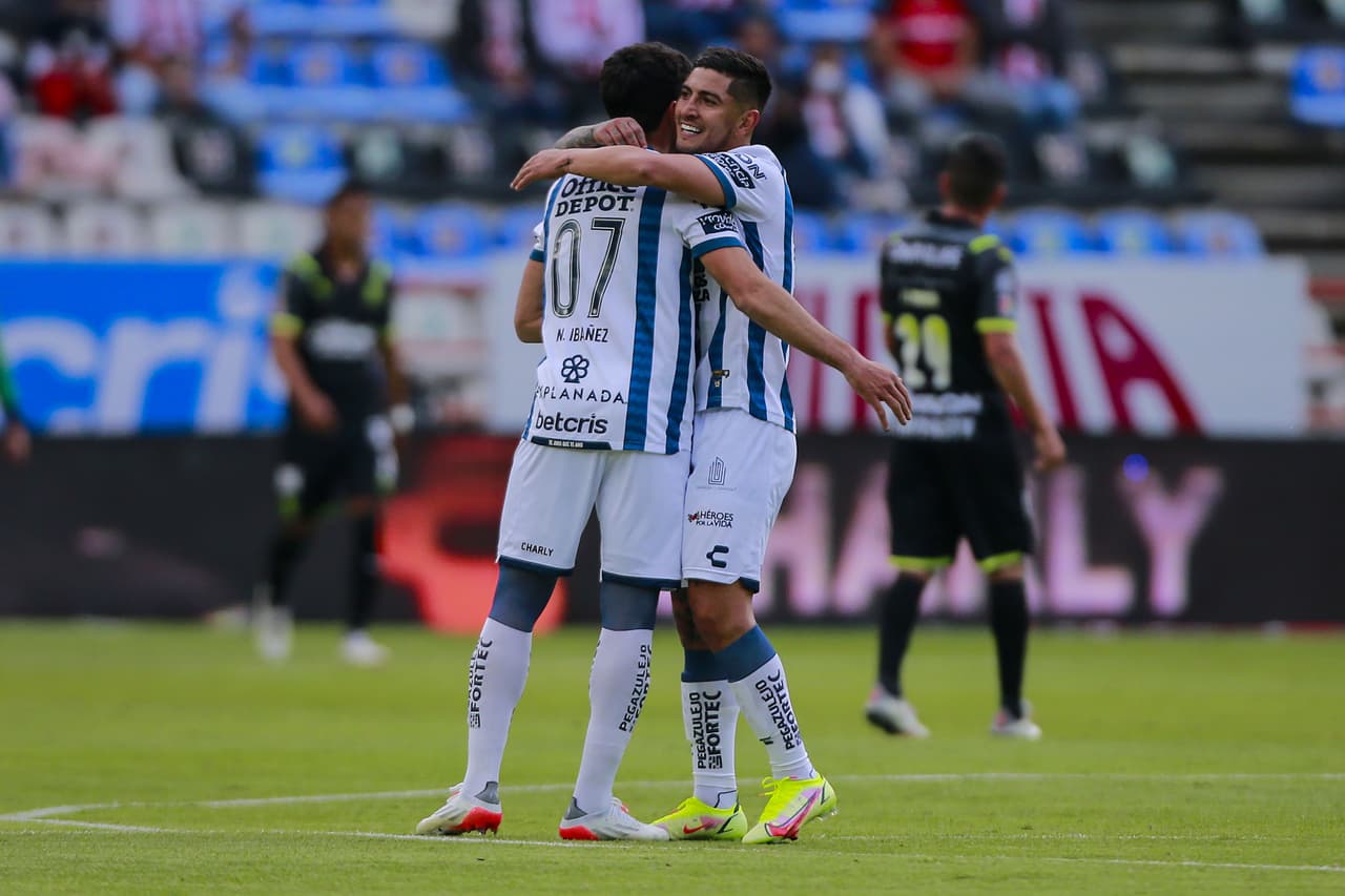 El Pachuca consiguió su segunda victoria del torneo tras vencer por 2-1 a las Chivas. Los Tuzos aprovecharon un grave error del 'Tiba' Sepúlveda y Raúl Gudiño para marcar el segundo tanto después de que Víctor Guzman hiciera el primero. Los rojiblancos reaccionaron con un gol de Ángel Zaldívar por la vía del penal, pero no fue suficiente.