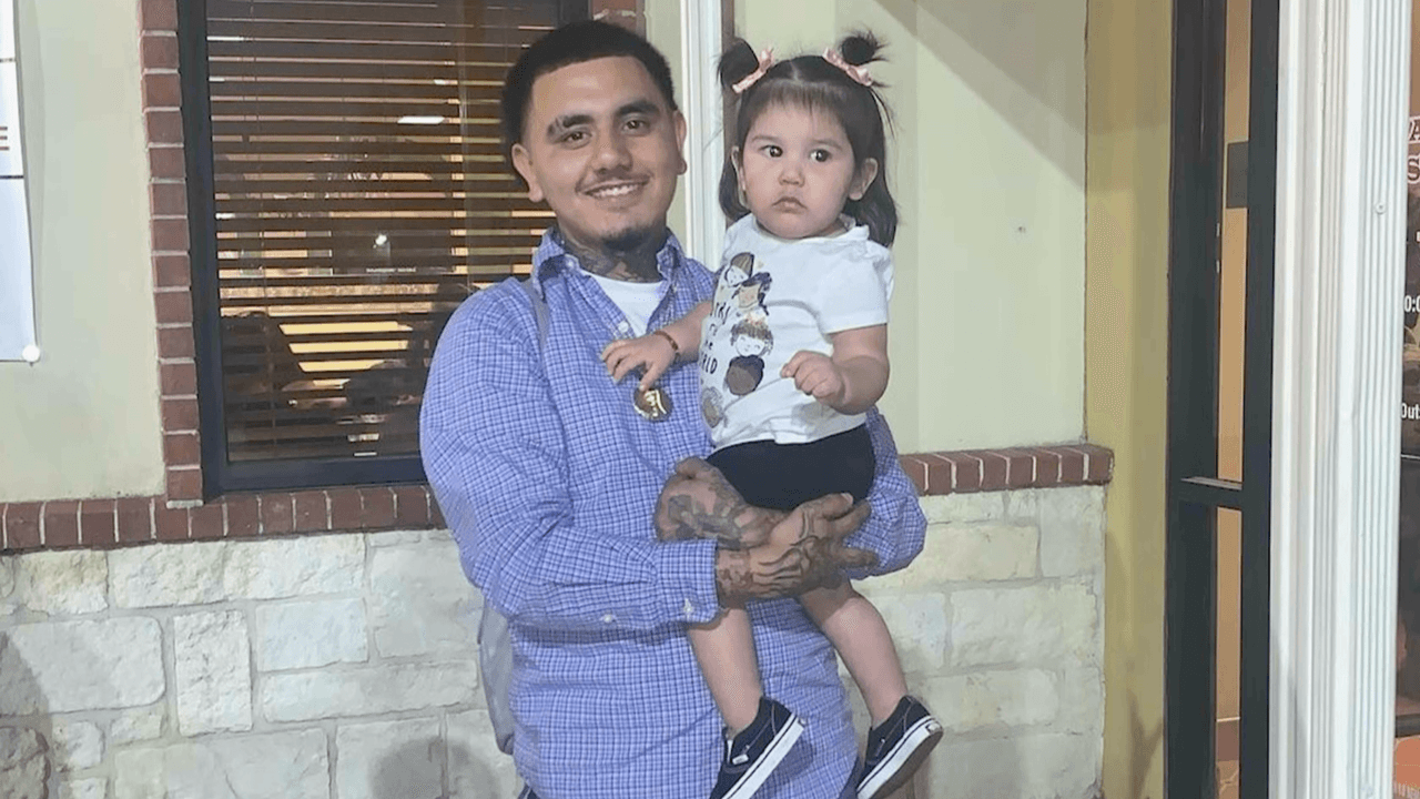 Sebastián Pulido, 22 años.
<br>
<br>28 de abril
<br>
<br>
<a href="https://www.univision.com/local/dallas-kuvn/sebastian-pulido-muerte-fiesta-dallas" target="_blank">Sebastián Pulido</a>, un joven hispano de 22 años, estaba en una fiesta de cumpleaños el 25 de abril. Alrededor de las 10:18 p.m., la policía de Dallas respondió a la ubicación en 2235 Harding Street por un reporte de tiroteo.
<br>
<br>Cuando llegaron, los oficiales encontraron a Pulido baleado y lo transportaron a un hospital local. Sin embargo, tres días después, el 28 de abril, él falleció debido a sus heridas, dijo la policía de Dallas.